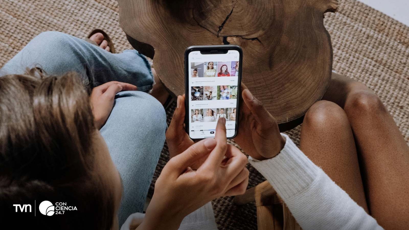 Adolescentes usando Tiktok.