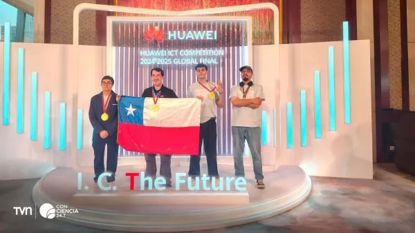 Estudiantes chilenos de Duoc UC celebran su triunfo en el mundial de tecnologías de la información en Shenzhen, China.