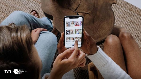 Adolescentes usando Tiktok.