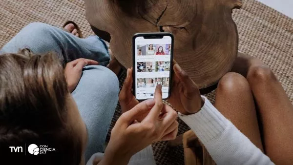 Adolescentes usando Tiktok.