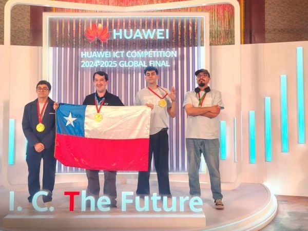 Estudiantes chilenos de Duoc UC celebran su triunfo en el mundial de tecnologías de la información en Shenzhen, China.