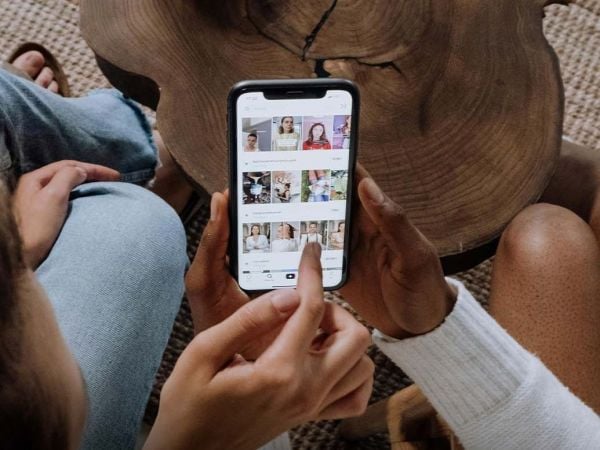 Adolescentes usando Tiktok.