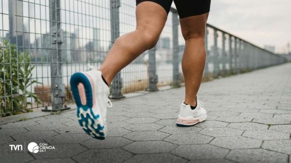 Paciente oncológico realizando caminata terapéutica al aire libre como parte de su recuperación.