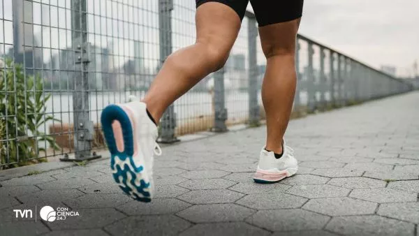 Paciente oncológico realizando caminata terapéutica al aire libre como parte de su recuperación.