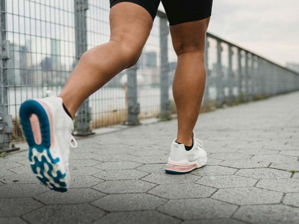 Paciente oncológico realizando caminata terapéutica al aire libre como parte de su recuperación.