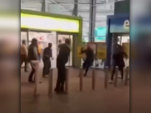 Viralizan violenta riña entre guardias de un supermercado y mecheros