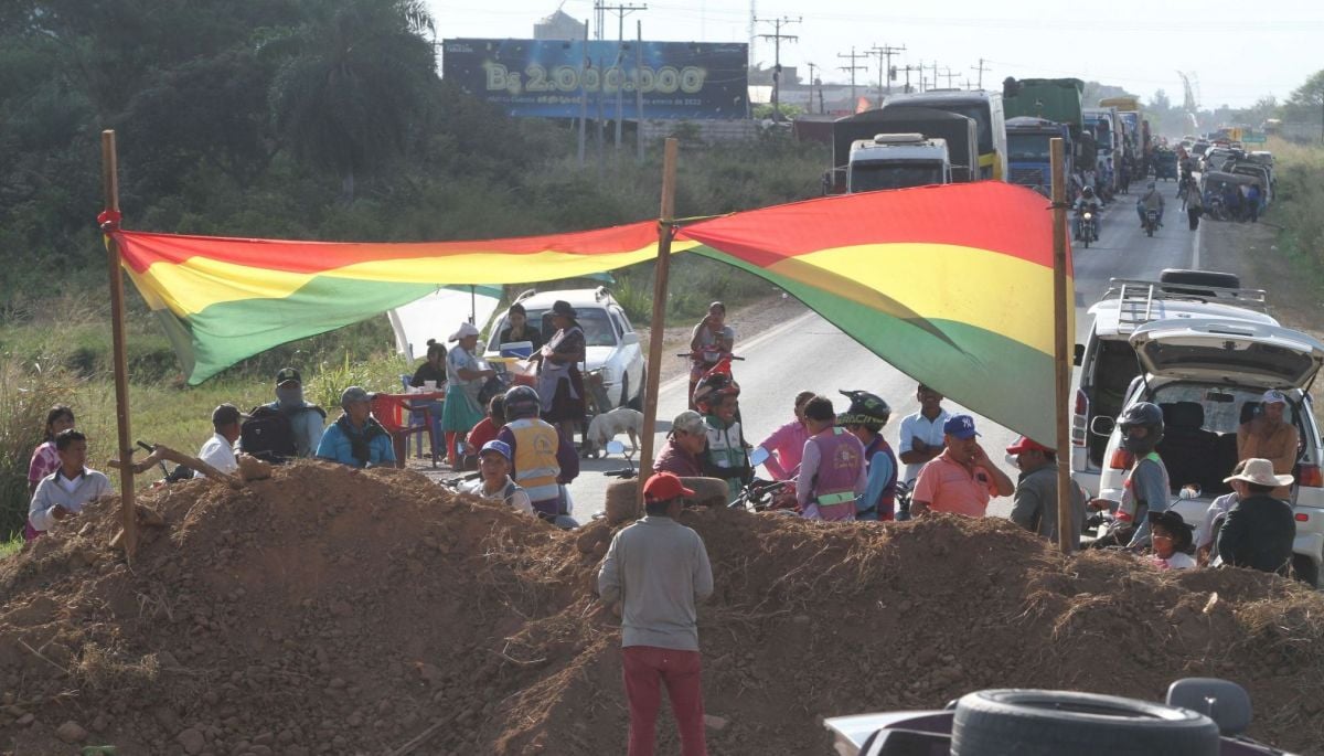 Seguidores de Evo Morales bloquean carreteras de Bolivia para forzar su candidatura: un golpe de Estado 