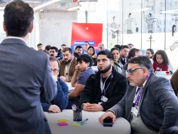Funcionarios municipales de distintas comunas participan en taller de IA organizado por MinCiencia y CENIA para resolver problemas ciudadanos con Latam GPT.