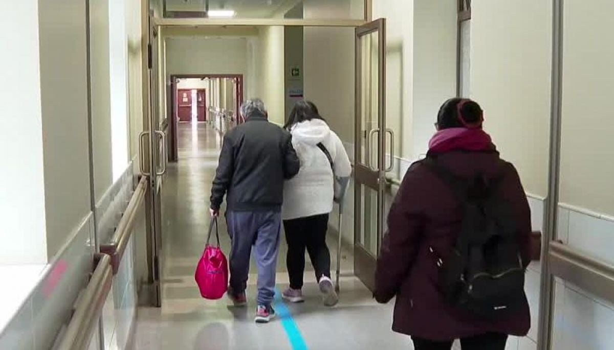 Sumario por médicos con licencia atendiendo en clínicas