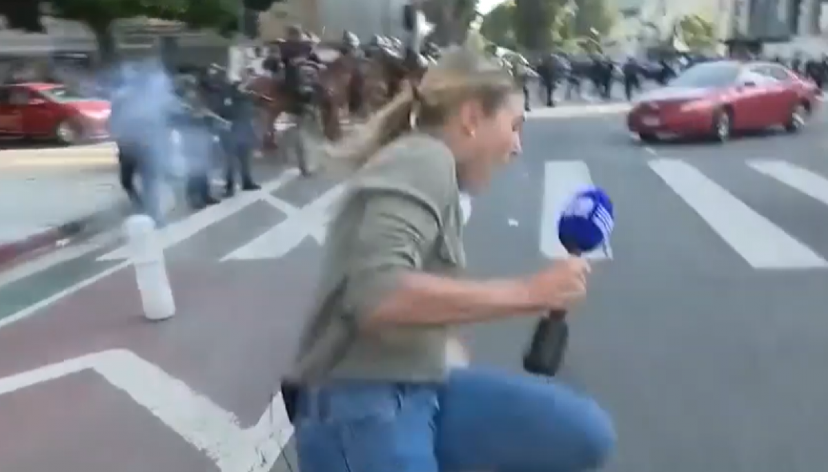 VIDEO en vivo: periodista es impactada por bala de goma durante protestas en Los Ángeles