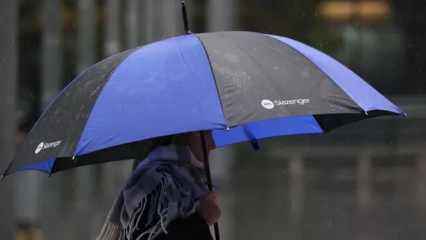 Lluvia en Santiago, paraguas