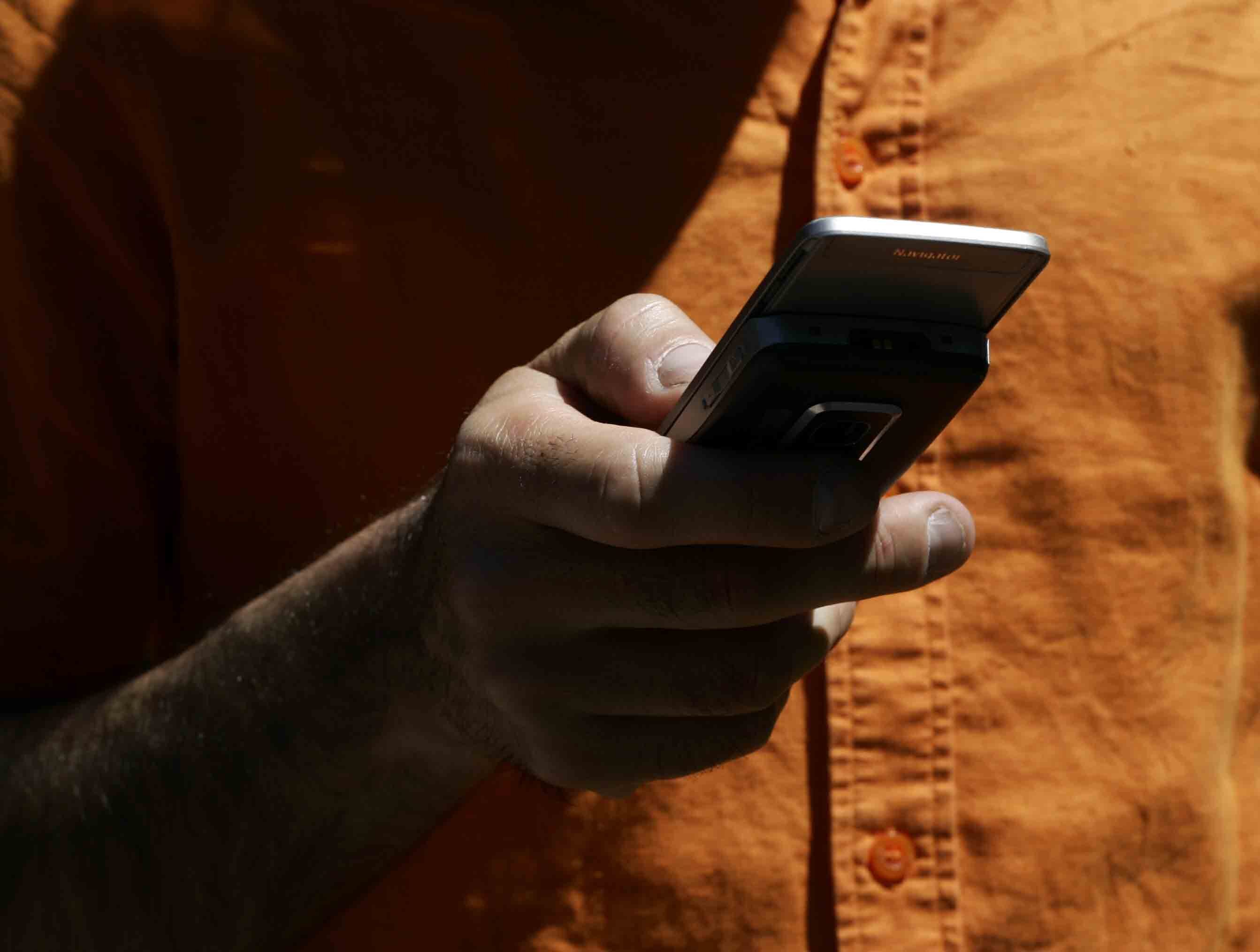 Persona usando el celular