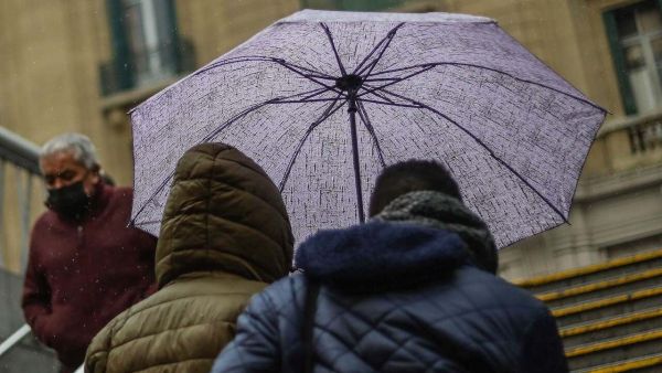 Lluvia en Santiago. Temporal de viento.