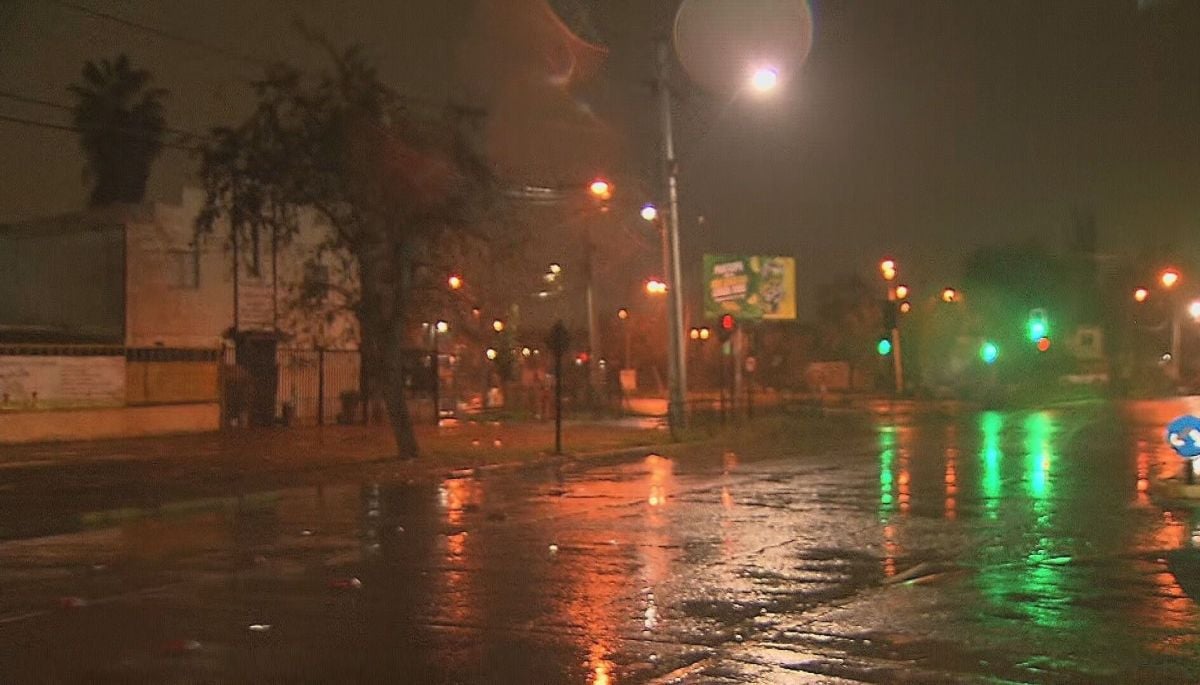 Llegó la lluvia a la zona centro sur del país: sistema frontal afectará con mayor intensidad a la RM