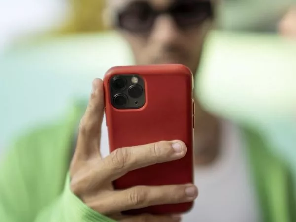 Persona mirando el teléfono. Meta sobre CrushAI