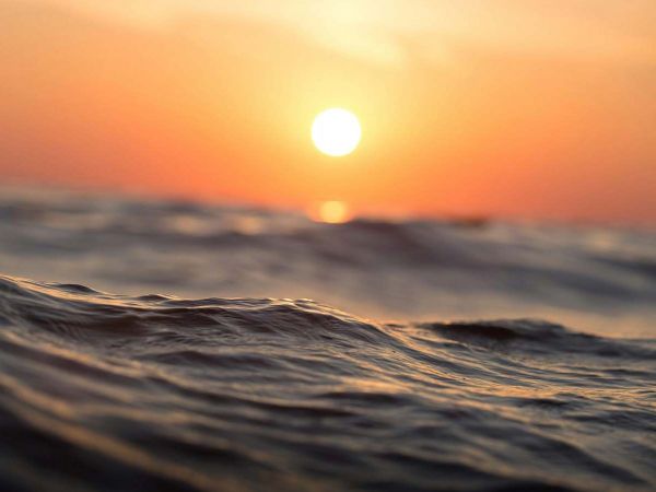 Fotografía del océano azul.