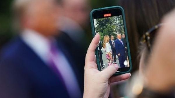 Donald Trump y su celular