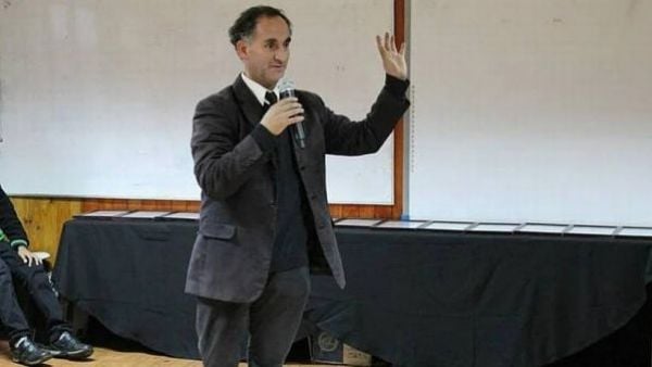 Concejal Puerto Varas saludando con micrófono