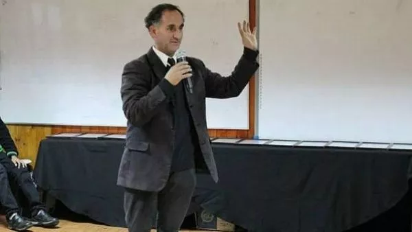Concejal Puerto Varas saludando con micrófono