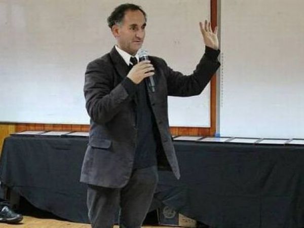 Concejal Puerto Varas saludando con micrófono