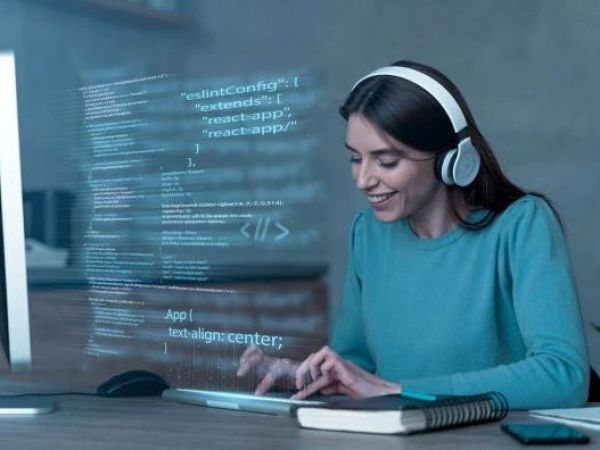 Persona trabajando con IA