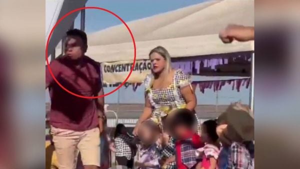 Hombre agrediendo a un niño en acto escolar