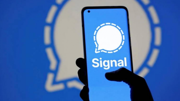 Imagen de una mano con un celular donde en la pantalla aparece la app Signal