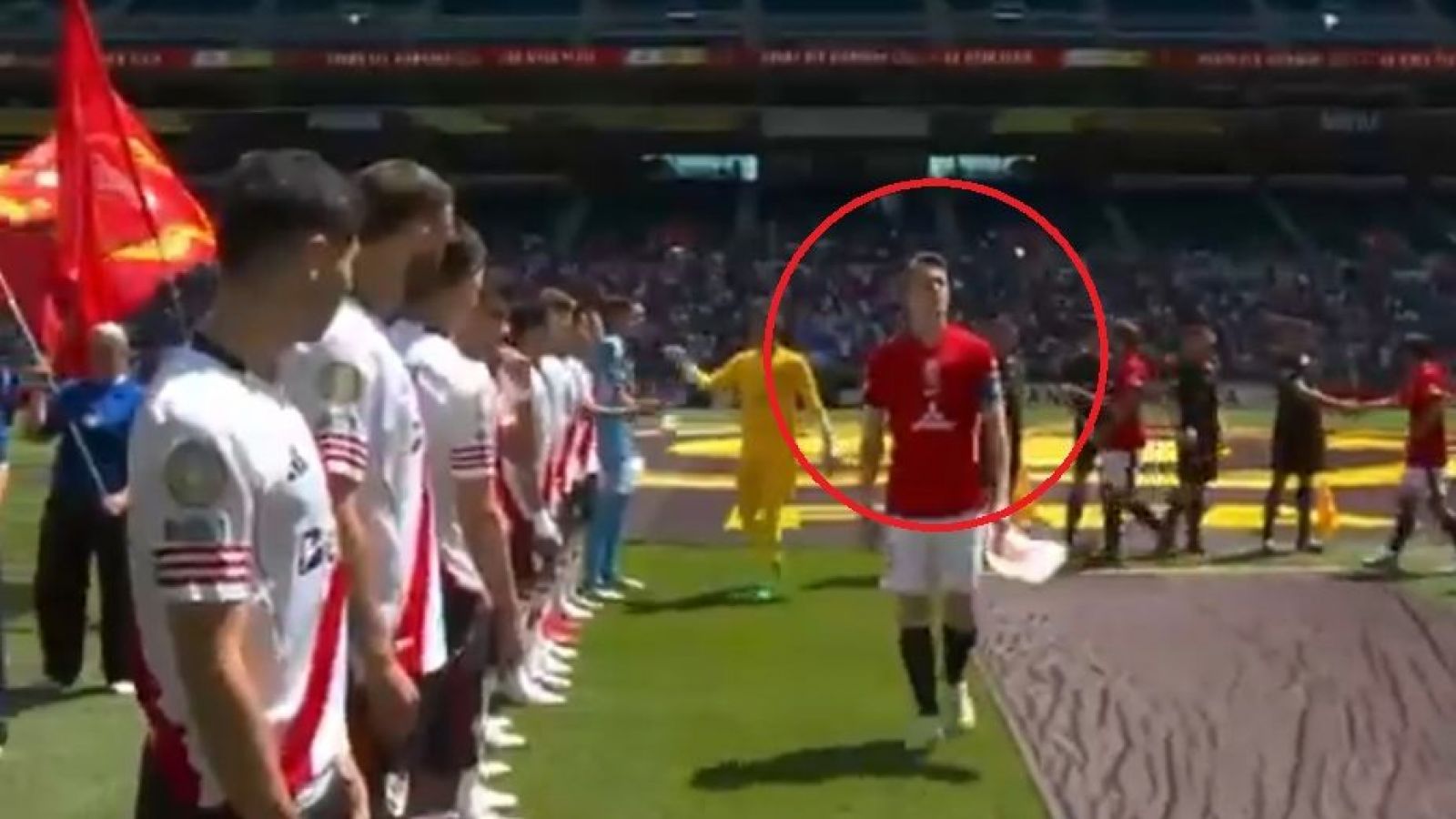 Marius Høibråten sorprendió al no saludar a jugadores de River Plate