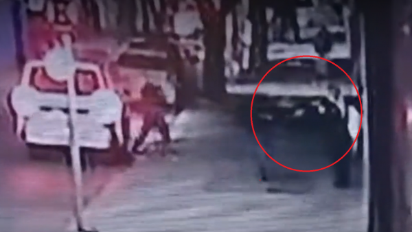 Delincuentes bajan de furgón blanco, rodean a mujer y la apuntan con arma