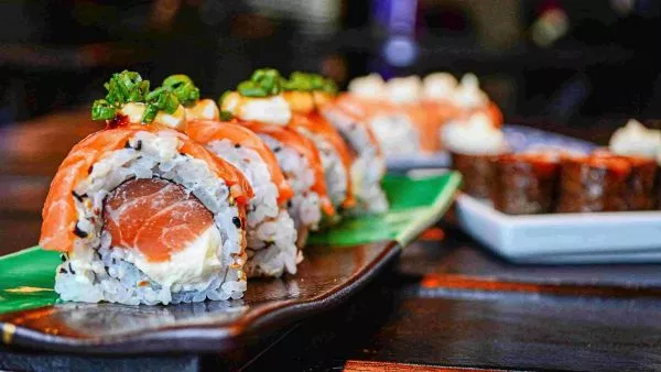 Un plato de sushi
