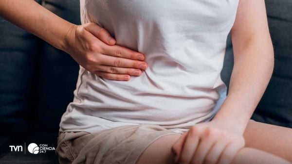 Joven quejándose de su apéndice.