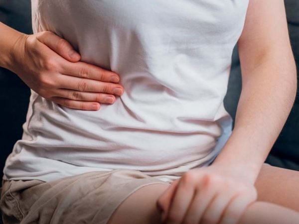 Joven quejándose de su apéndice.