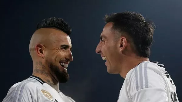 Arturo Vidal regaló hamburguesas a sus compañeros tras goleada de Colo Colo