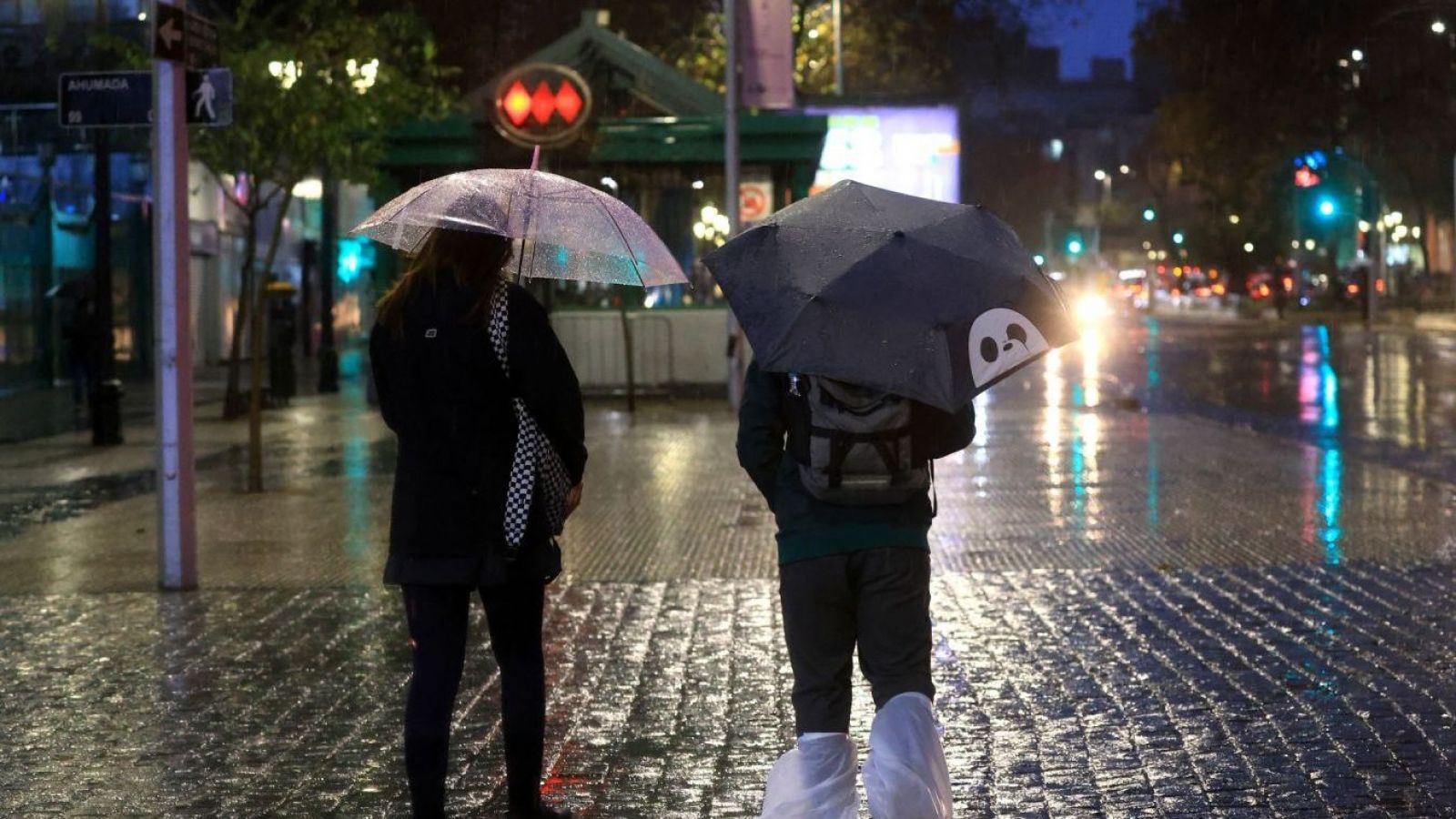 Personas bajo la lluvia en Santiago