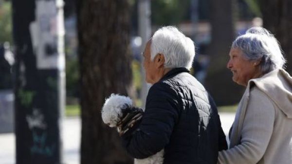 Adultos mayores caminando