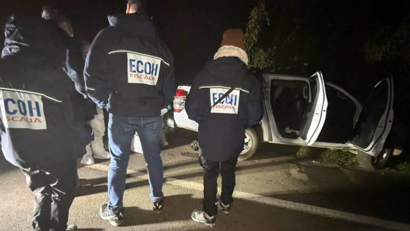 Fiscalía periciando la camioneta baleada