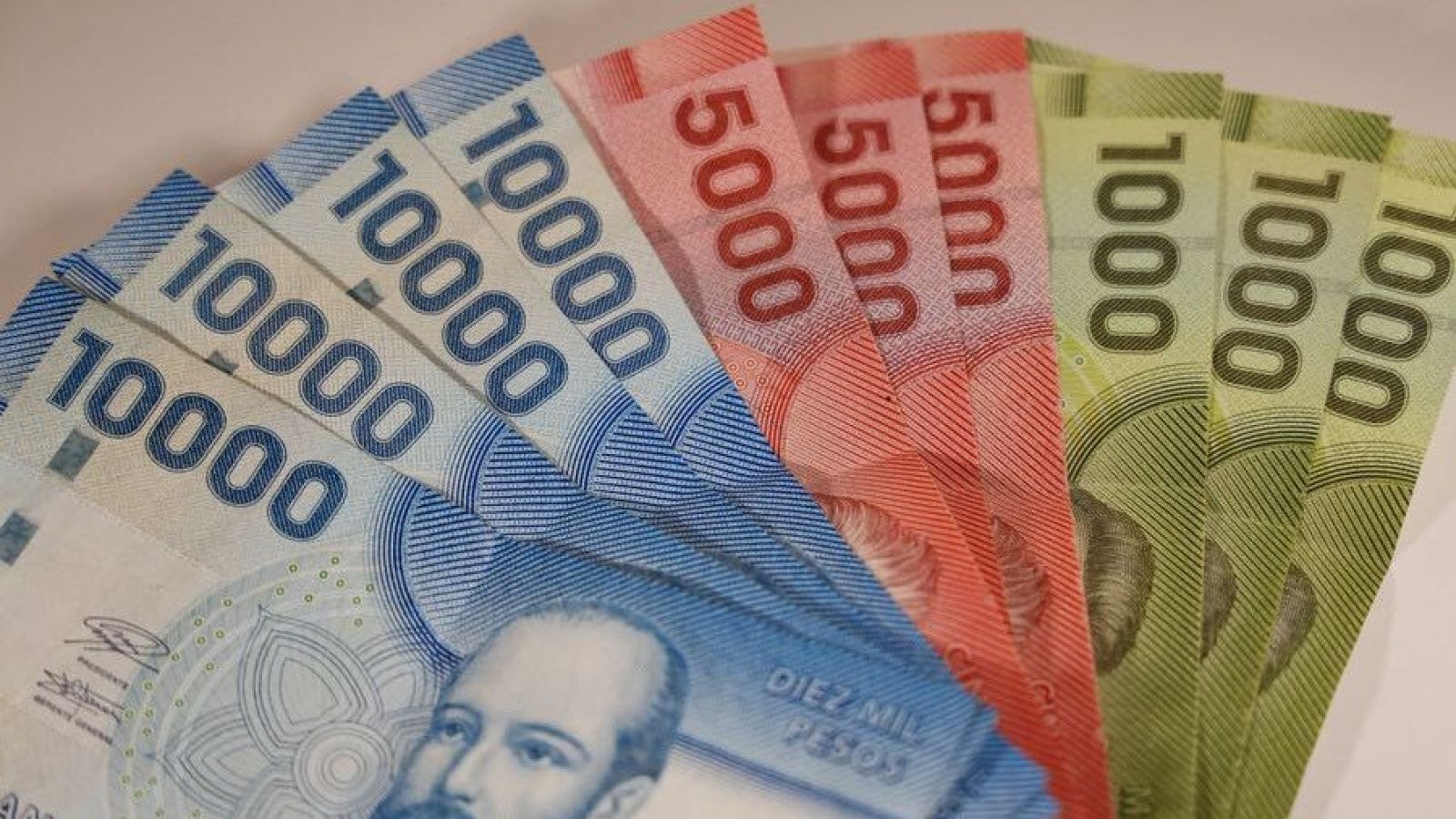 Billetes. Sueldo mínimo en Chile