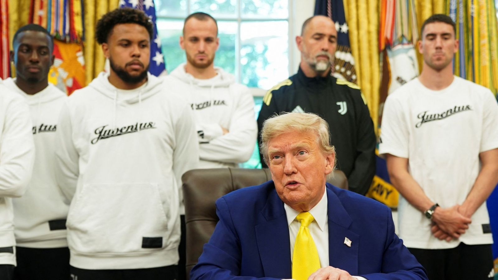 El delantero Timothy Weah definió como "un poco raro" el encuentro con el presidente de Estados Unidos