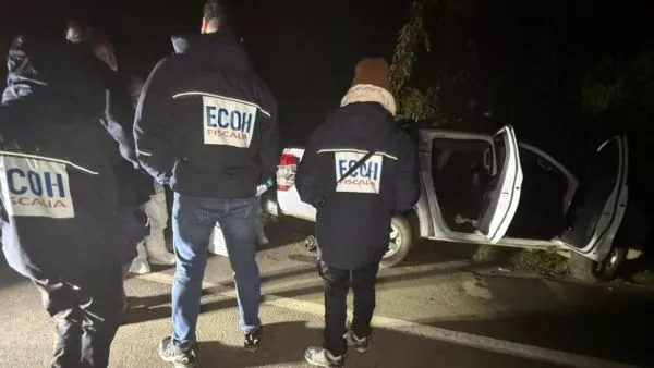 Fiscalía periciando la camioneta baleada