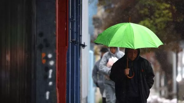 Persona bajo la lluvia en Santiago