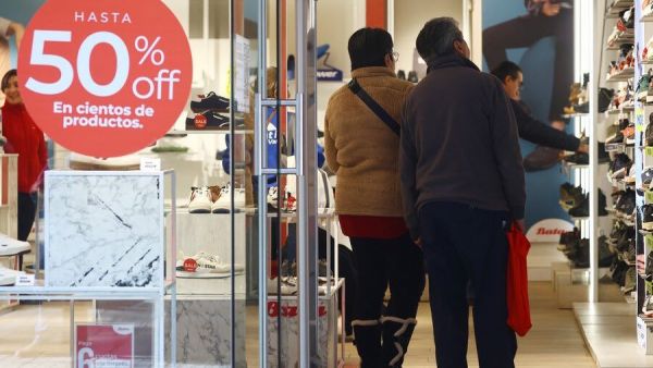 Centro comercial. Apertura del comercio feriado 20 junio