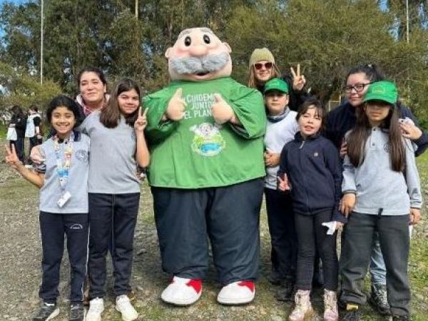 Doctor Simi realizando labores de limpieza