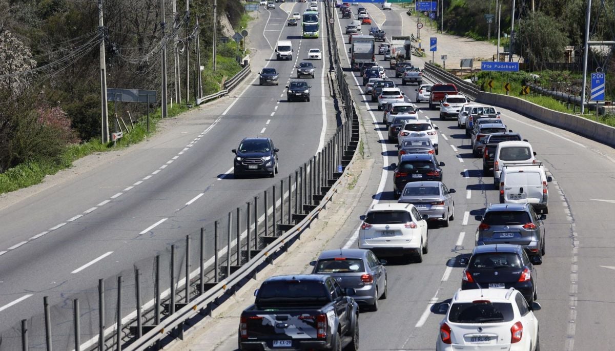 Fin de semana largo: más de cien mil vehículos han abandonado la región Metropolitana