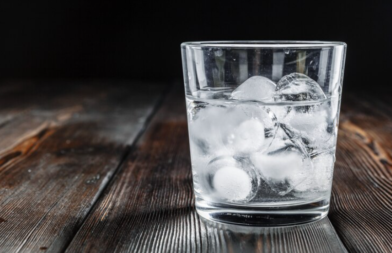 Vaso con agua y hielos hechos en casa con el centro blanco