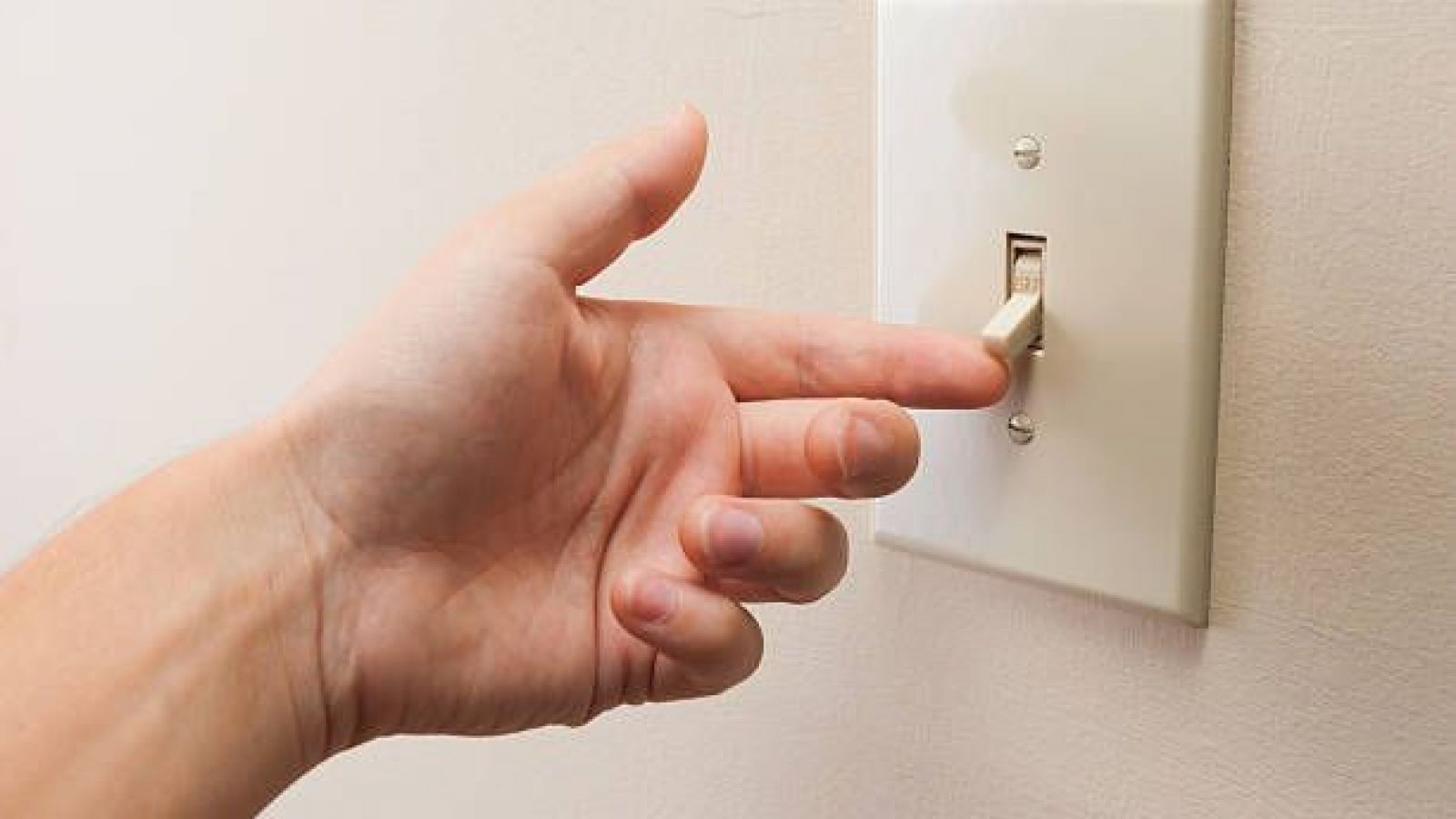 Persona probando un interruptor de electricidad