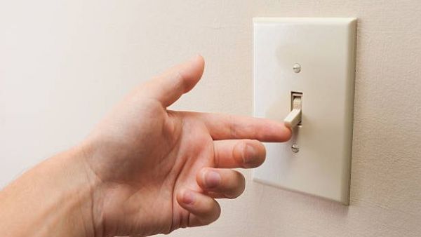 Persona probando un interruptor de electricidad