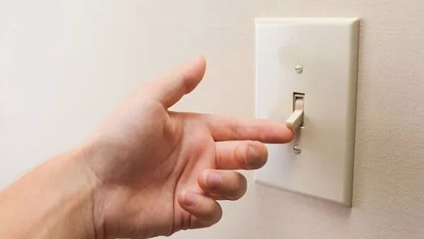 Persona probando un interruptor de electricidad