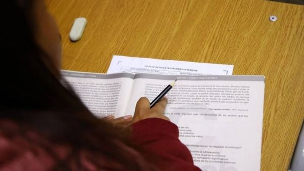 Niño escolar escribiendo cuaderno