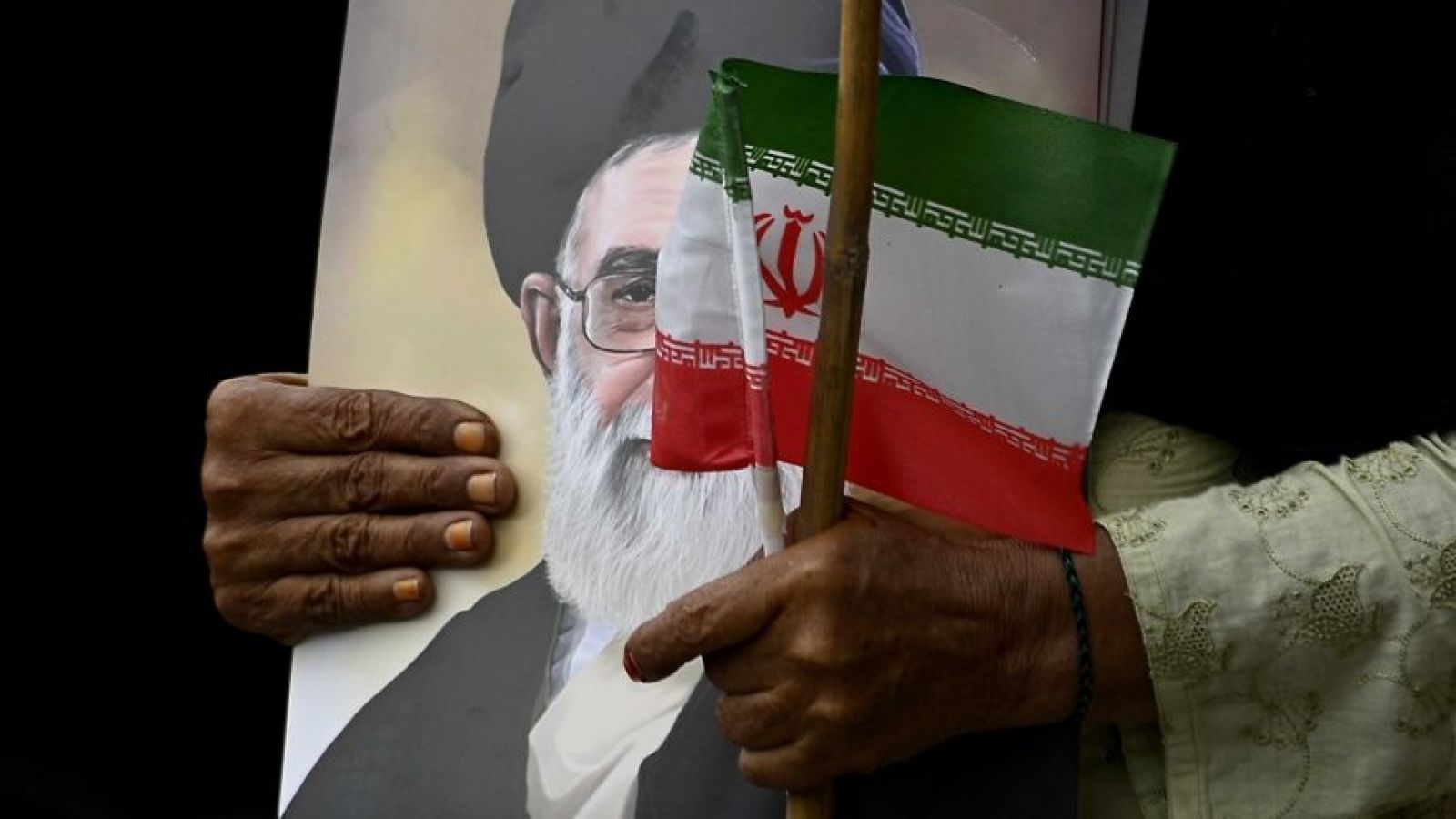 Persona protestando en Irán