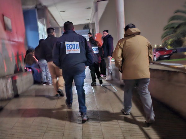 Personal de Fiscalía ECOH fuera de un centro asistencial